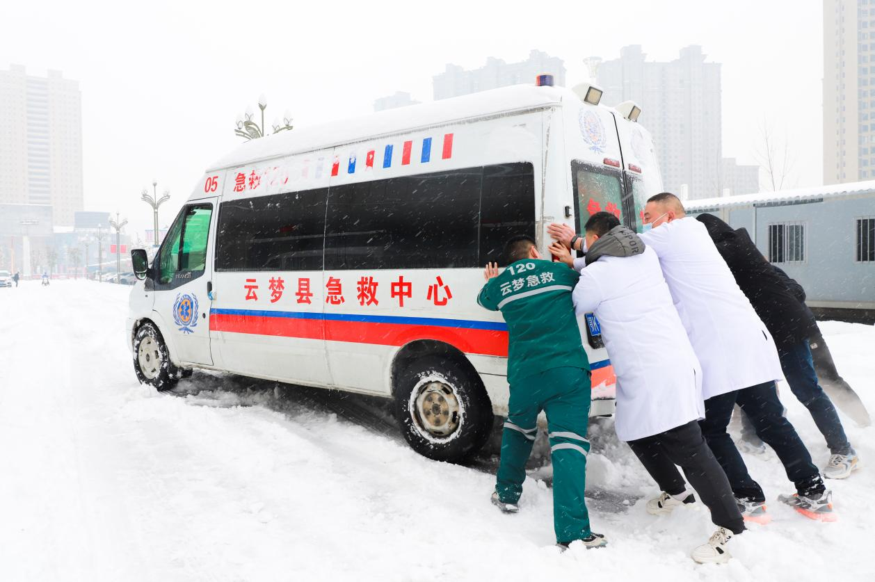 雪天里的这一“推”,让城市的冬天不再“冷” 雪天里的这一“推”,让城市的冬天不再“冷”